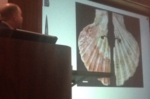 Neandertals used red ochre to decorate shells